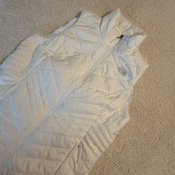 The North Face Women's White Quilted Vest - Picture 4 of 10